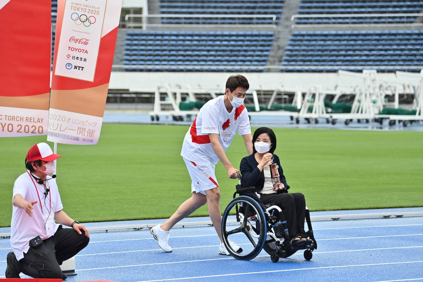 El exjugador de tenis japonés Shuzo Matsuoka y la extiradora paralímpica Aki Taguchi han sido los encargados de prender la llama olímpica de los Juegos de Tokio 2020, que debido a la panemia se celebrarán este verano, un año después de lo previsto, y sin público. La ceremonia que marca el inicio de la cuenta atrás hacia el mayor evento deportivo del mundo se ha celebrado este viernes en el parque olímpico Komazawa. Han asistido, además de ambos deportistas, la gobernadora de Tokio, Yuriko Koike. 