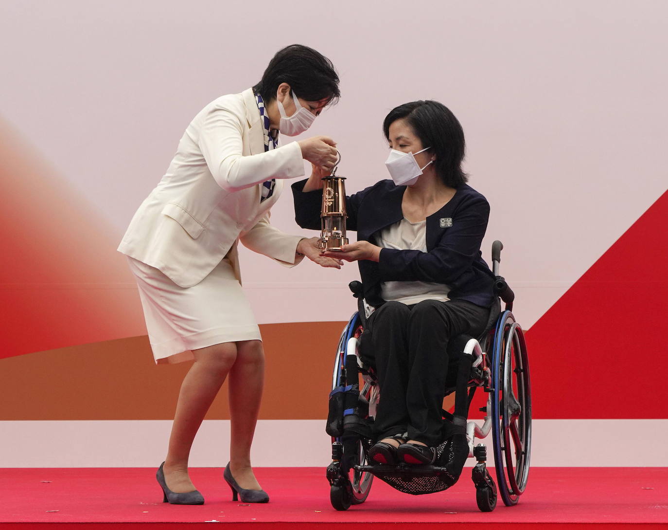 El exjugador de tenis japonés Shuzo Matsuoka y la extiradora paralímpica Aki Taguchi han sido los encargados de prender la llama olímpica de los Juegos de Tokio 2020, que debido a la panemia se celebrarán este verano, un año después de lo previsto, y sin público. La ceremonia que marca el inicio de la cuenta atrás hacia el mayor evento deportivo del mundo se ha celebrado este viernes en el parque olímpico Komazawa. Han asistido, además de ambos deportistas, la gobernadora de Tokio, Yuriko Koike. 