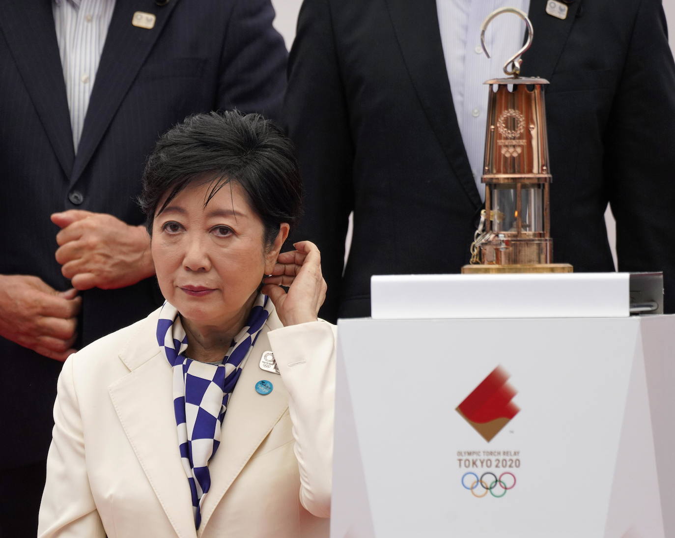 El exjugador de tenis japonés Shuzo Matsuoka y la extiradora paralímpica Aki Taguchi han sido los encargados de prender la llama olímpica de los Juegos de Tokio 2020, que debido a la panemia se celebrarán este verano, un año después de lo previsto, y sin público. La ceremonia que marca el inicio de la cuenta atrás hacia el mayor evento deportivo del mundo se ha celebrado este viernes en el parque olímpico Komazawa. Han asistido, además de ambos deportistas, la gobernadora de Tokio, Yuriko Koike. 