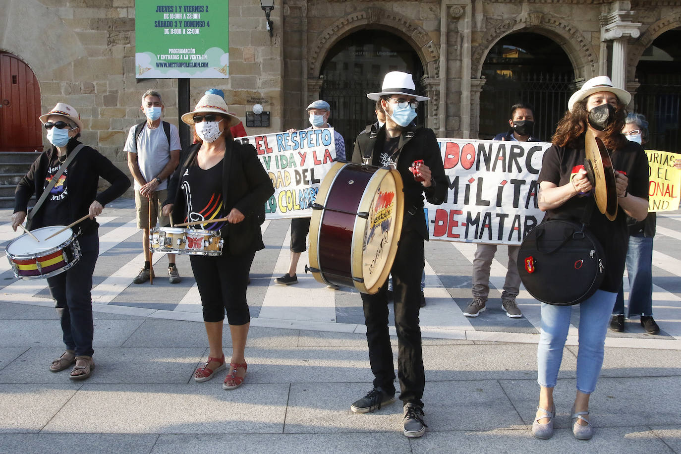 La Semana Negra, recepción municipal, corte de cinta y charla de Carlos Bardem mediante, alza el telón a diez días de realidades y ficciones, de nuevo en la calle y con 150 escritores.