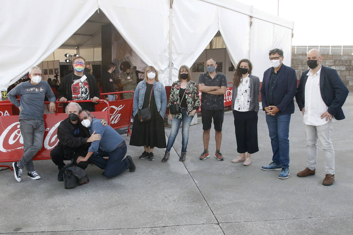 La Semana Negra, recepción municipal, corte de cinta y charla de Carlos Bardem mediante, alza el telón a diez días de realidades y ficciones, de nuevo en la calle y con 150 escritores.
