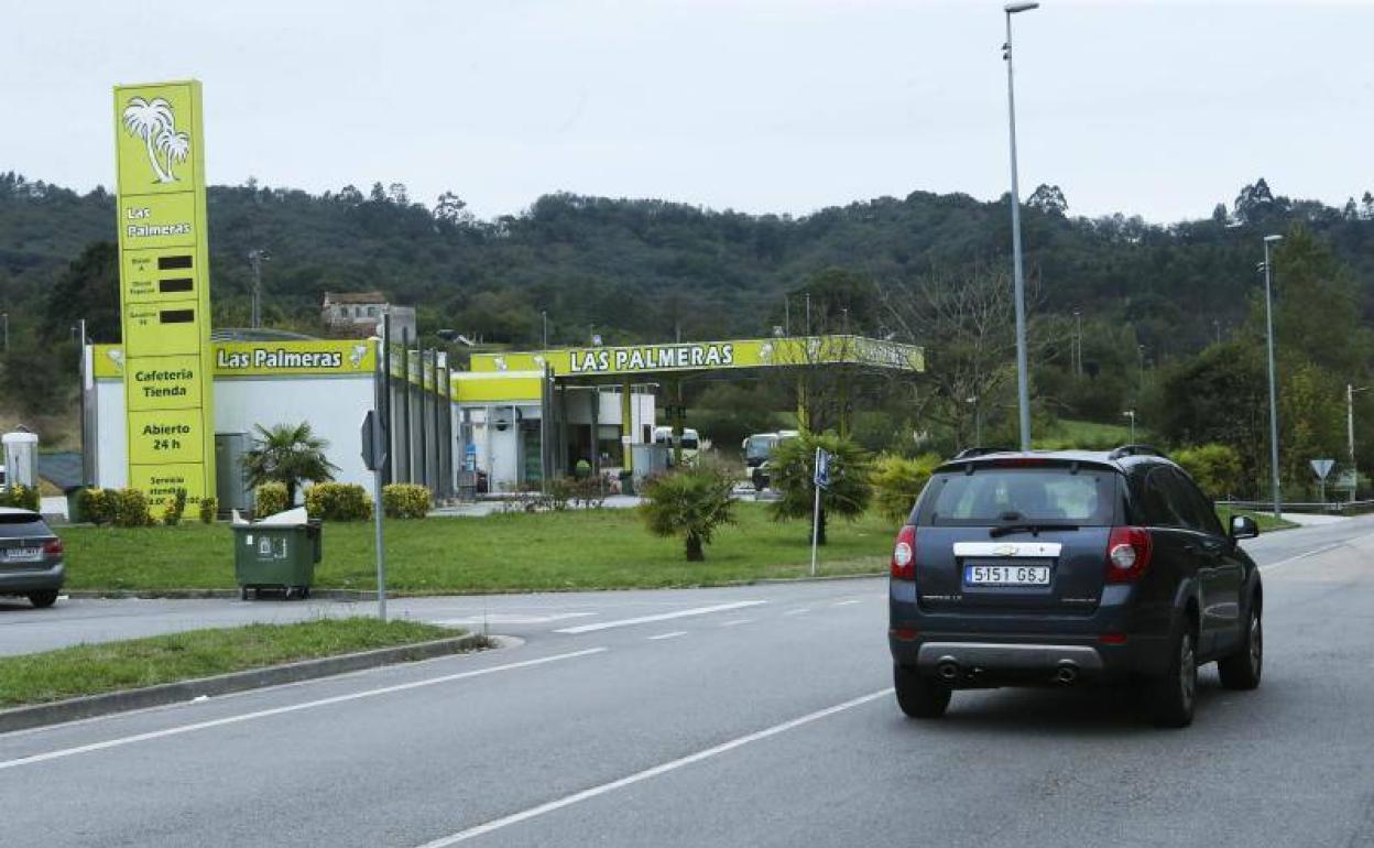 La gasolinera de Ullaga, ubicada en una de las entradas a Pola de Siero.