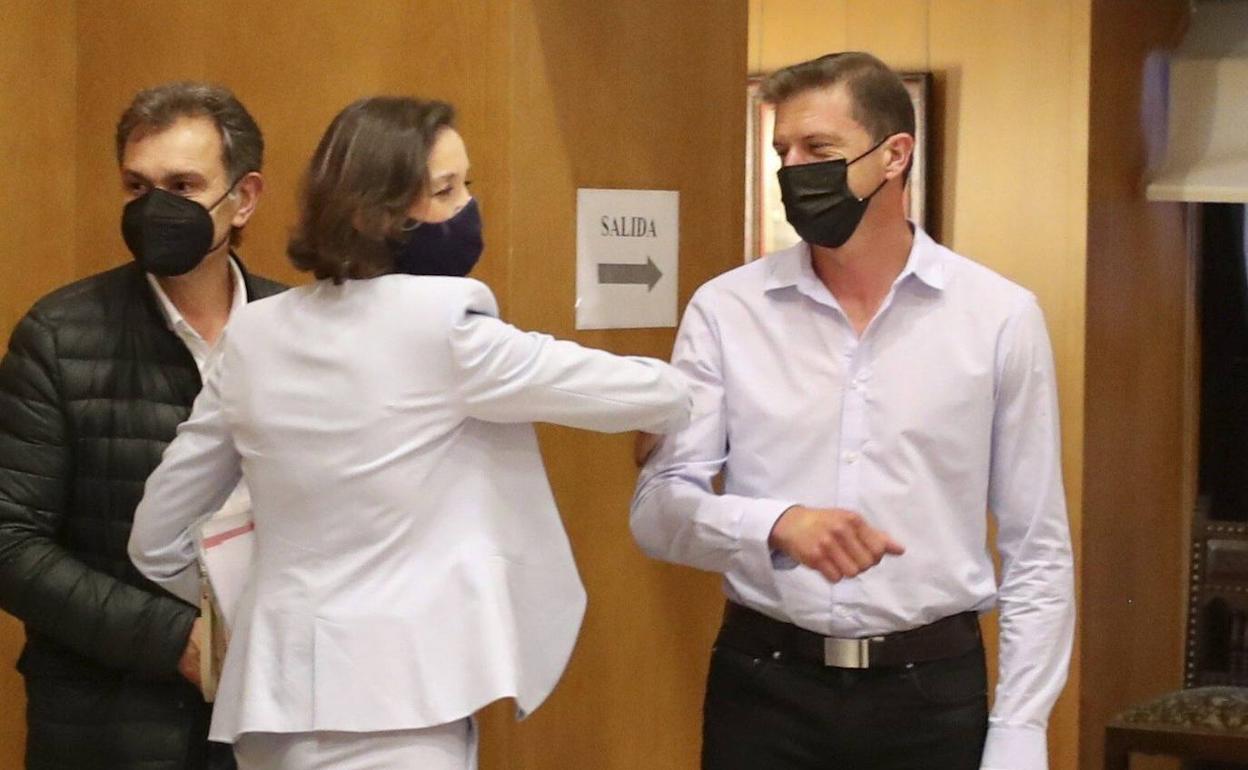 La ministra Reyes Maroto saluda al presidente del comité de empresa de Alu Ibérica a finales de junio. 