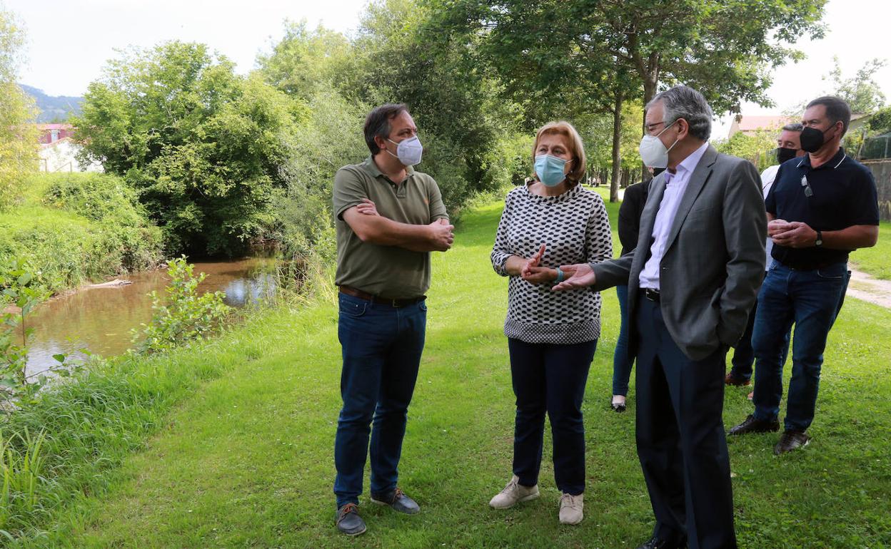 Alejandro Vega con Delia Losa y Manuel Gutiérrez esta semana en Villaviciosa.