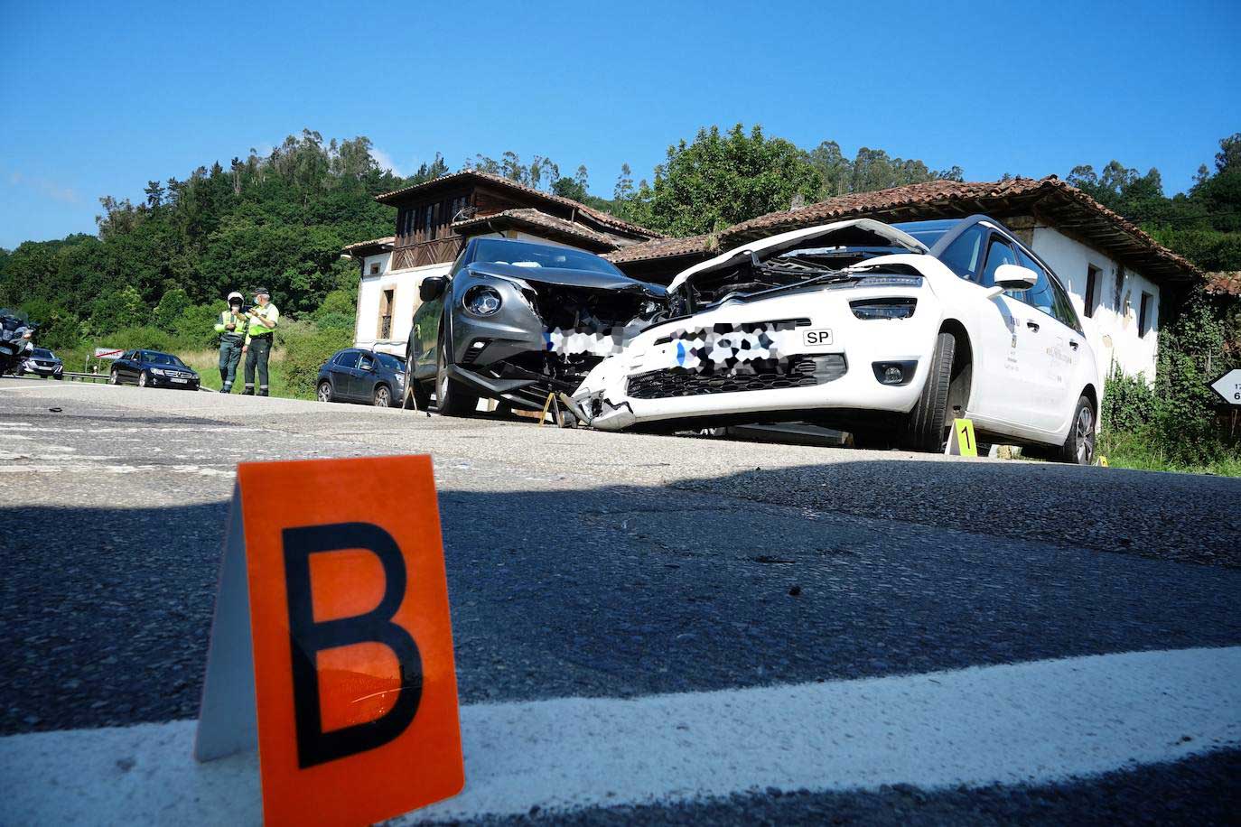Un choque entre dos vehículos en la localidad de Ozanes, en el concejo de Parres, se ha saldado con cuatro personas heridas, todos ellos de carácter leve.