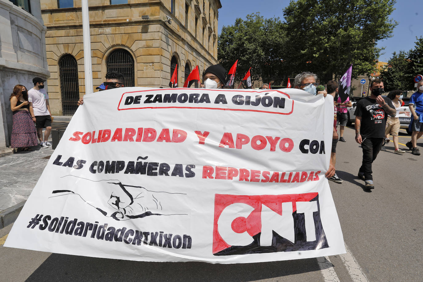 Decenas de personas han participado en Gijón en una manifestación convocada contra la sentencia del llamado caso 'La Suiza', por la que siete miembros de la CNT fueron condenados a un total de 24,5 años de prisión.