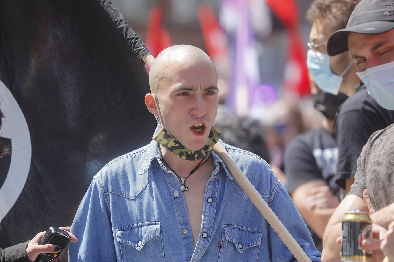 Decenas de personas han participado en Gijón en una manifestación convocada contra la sentencia del llamado caso 'La Suiza', por la que siete miembros de la CNT fueron condenados a un total de 24,5 años de prisión.