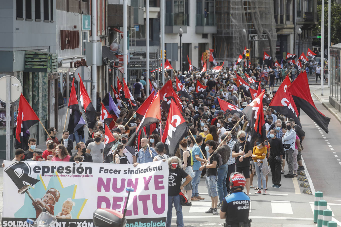 Decenas de personas han participado en Gijón en una manifestación convocada contra la sentencia del llamado caso 'La Suiza', por la que siete miembros de la CNT fueron condenados a un total de 24,5 años de prisión.