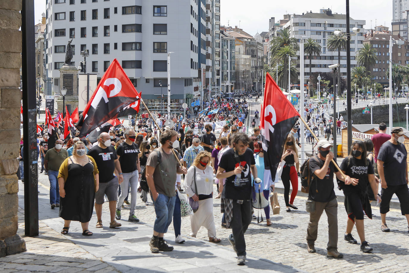 Decenas de personas han participado en Gijón en una manifestación convocada contra la sentencia del llamado caso 'La Suiza', por la que siete miembros de la CNT fueron condenados a un total de 24,5 años de prisión.