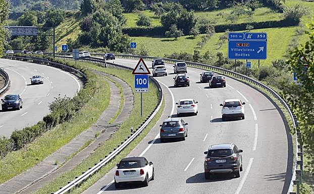 Mucho tráfico para acceder a la playa de Rodiles, en Villaviciosa.