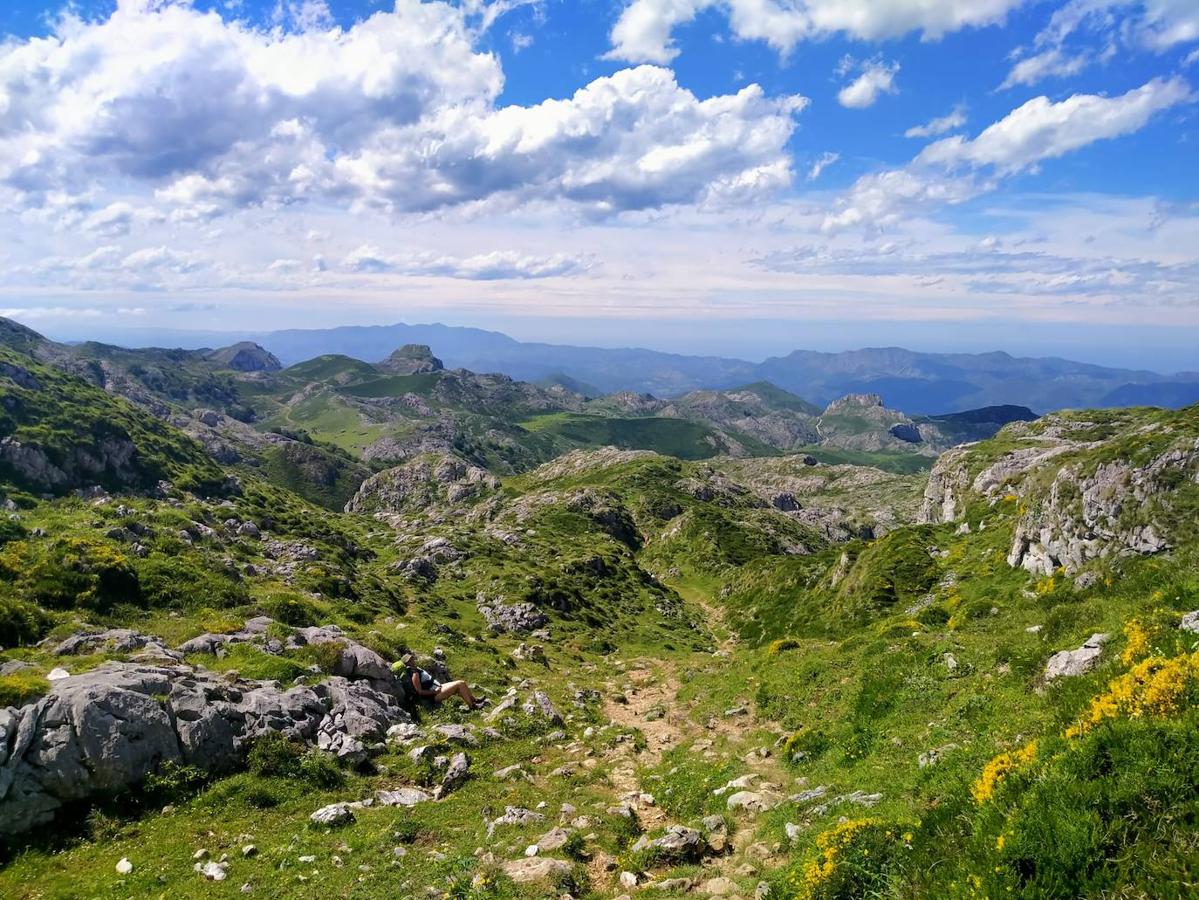 Camino a los Lagos de Covadonga desde Vega de Ario.