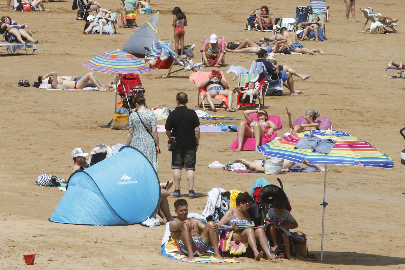 El sol y las temperaturas agradables, lejanas a la ola de calor que afecta al resto del país, llenan los arenales.