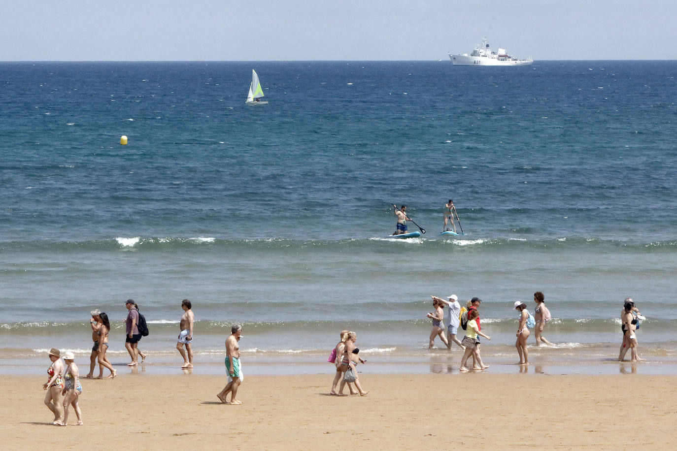 El sol y las temperaturas agradables, lejanas a la ola de calor que afecta al resto del país, llenan los arenales.