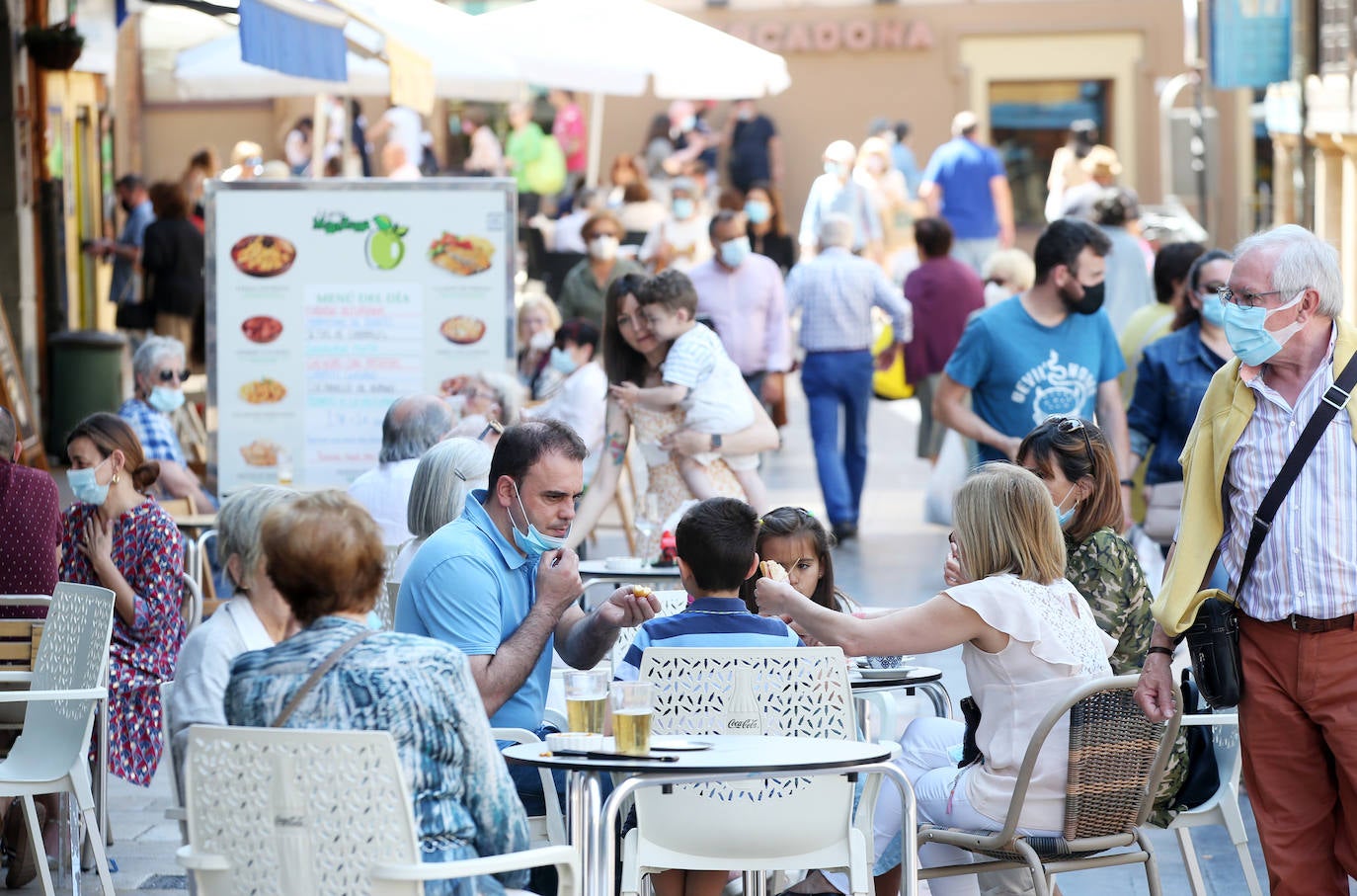 El sol y las temperaturas agradables, lejanas a la ola de calor que afecta al resto del país, llenan los arenales.