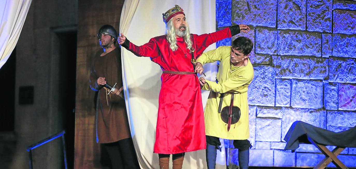 El re Alfonso II, 'El Casto', en la plaza de la Catedral, antes de partir hacia Santiago de Compostela. 