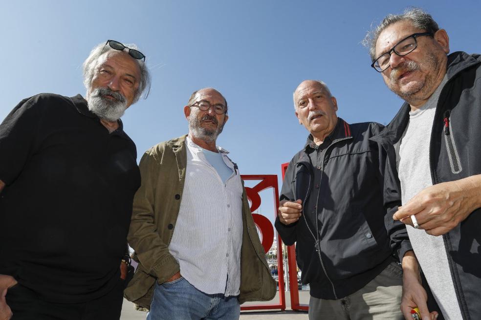 José Luis Muñoz, Juan Madrid, Andreu Martín y Paco Ignacio Taibo II, ayer en el puerto deportivo de Gijón. 