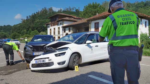 Agentes de la Guardia Civil toman datos para la investigación del accidente, en el pueblo de Ozanes. 