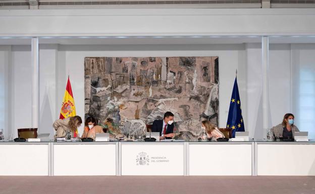 Pedro Sánchez junto a sus vicepresidentas. antes de la remodelación del Gobierno.