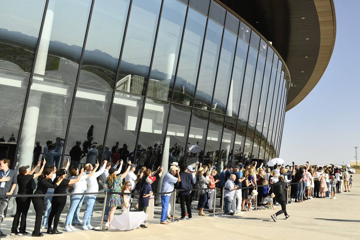 El millonario británico Richard Branson ha hecho realidad su sueño de viajar al espacio. Lo ha hecho a bordo de una nave de Virgin Galactic, la empresa que fundó para conseguirlo. Este viaje es un hito para el turismo espacial.