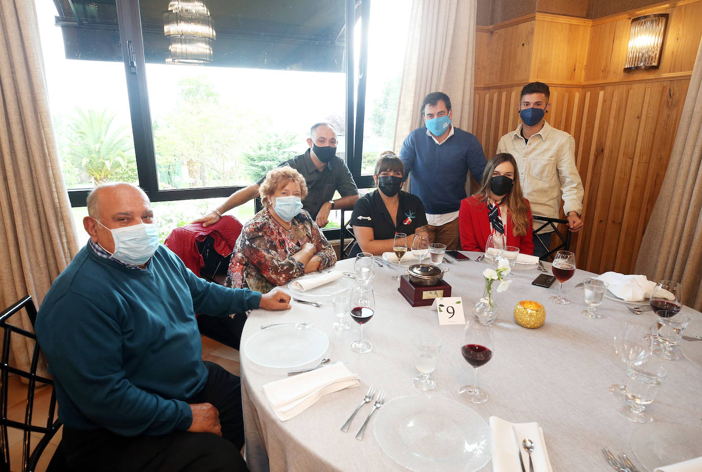 Los cocineros Ricard Camarena, Jaime Uz y Lara Roguez y el empresario Ramón Coalla han recibido en Oviedo los premios de la gastronomía asturiana que concede Yantar.