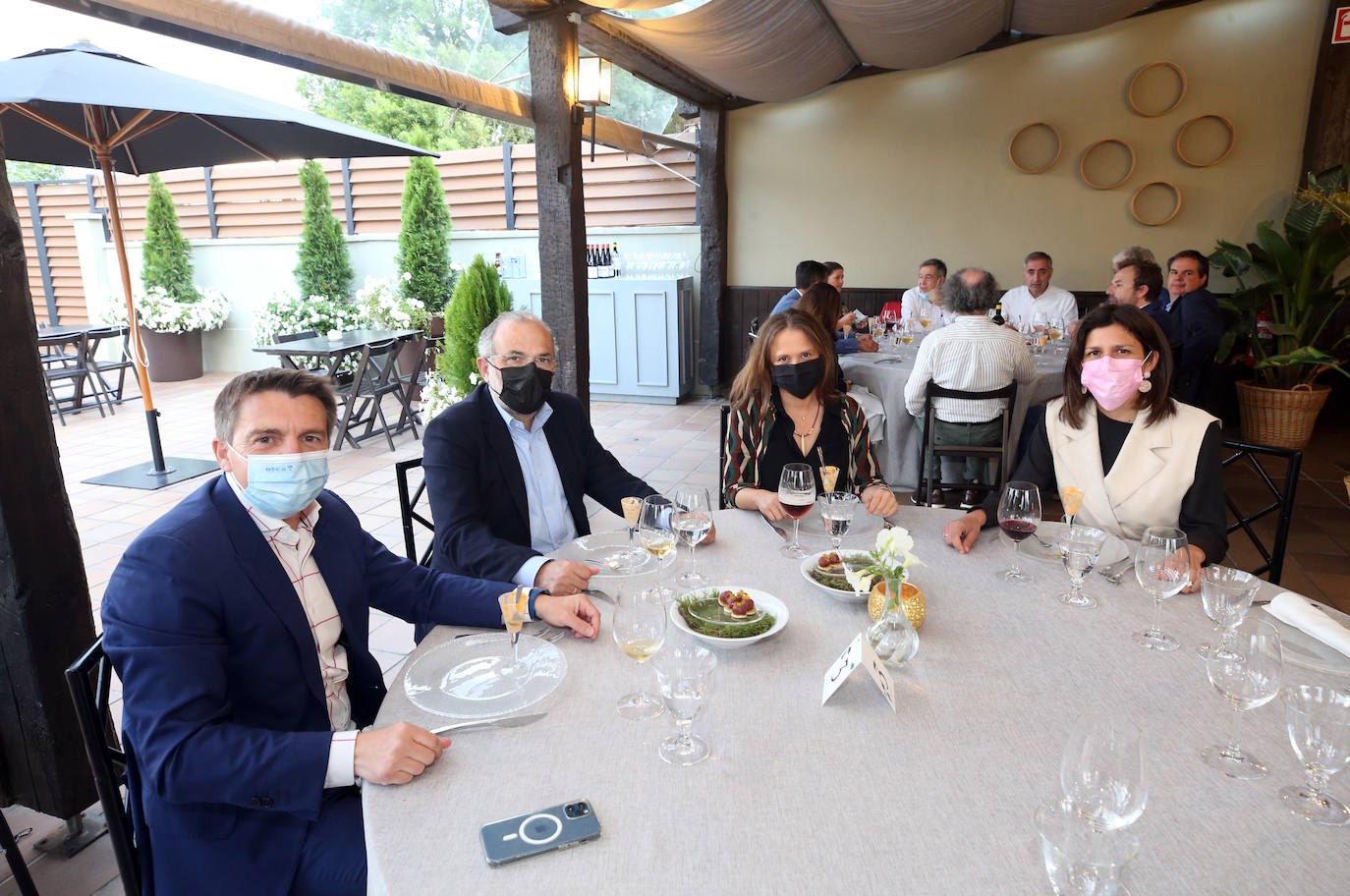 Los cocineros Ricard Camarena, Jaime Uz y Lara Roguez y el empresario Ramón Coalla han recibido en Oviedo los premios de la gastronomía asturiana que concede Yantar.