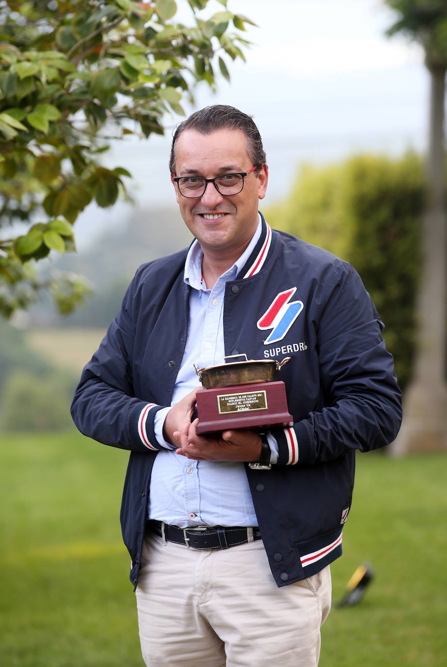 Los cocineros Ricard Camarena, Jaime Uz y Lara Roguez y el empresario Ramón Coalla han recibido en Oviedo los premios de la gastronomía asturiana que concede Yantar.