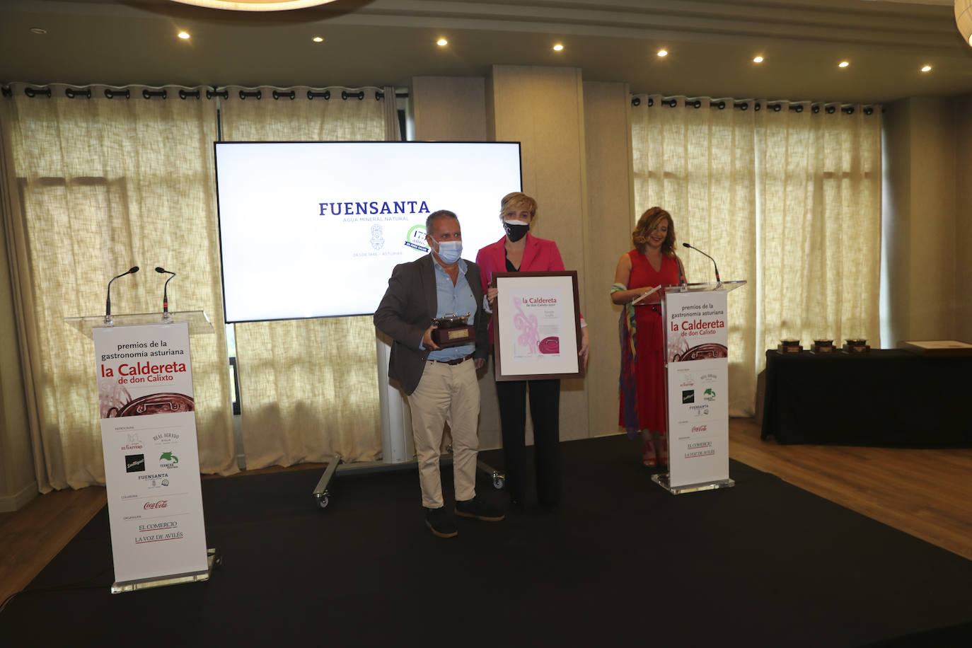 Los cocineros Ricard Camarena, Jaime Uz y Lara Roguez y el empresario Ramón Coalla han recibido en Oviedo los premios de la gastronomía asturiana que concede Yantar.