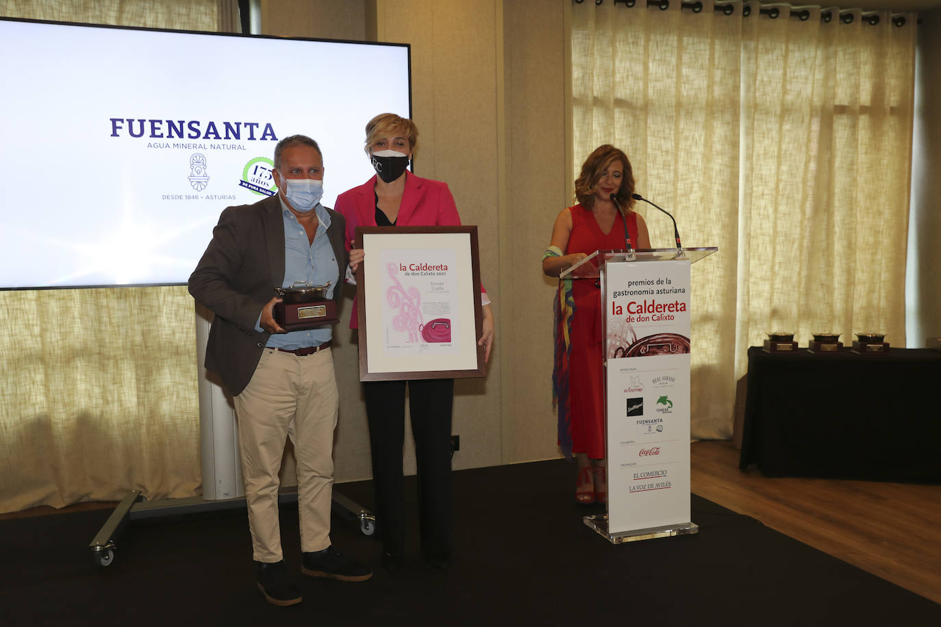 Los cocineros Ricard Camarena, Jaime Uz y Lara Roguez y el empresario Ramón Coalla han recibido en Oviedo los premios de la gastronomía asturiana que concede Yantar.