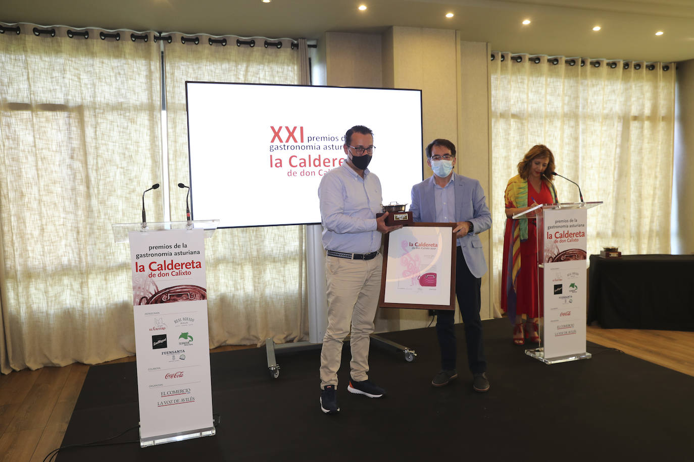 Los cocineros Ricard Camarena, Jaime Uz y Lara Roguez y el empresario Ramón Coalla han recibido en Oviedo los premios de la gastronomía asturiana que concede Yantar.