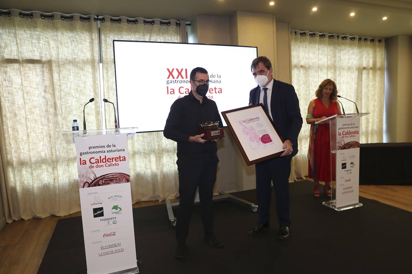 Los cocineros Ricard Camarena, Jaime Uz y Lara Roguez y el empresario Ramón Coalla han recibido en Oviedo los premios de la gastronomía asturiana que concede Yantar.