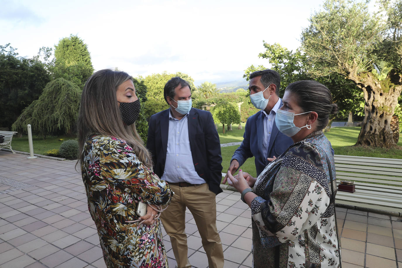 Los cocineros Ricard Camarena, Jaime Uz y Lara Roguez y el empresario Ramón Coalla han recibido en Oviedo los premios de la gastronomía asturiana que concede Yantar.