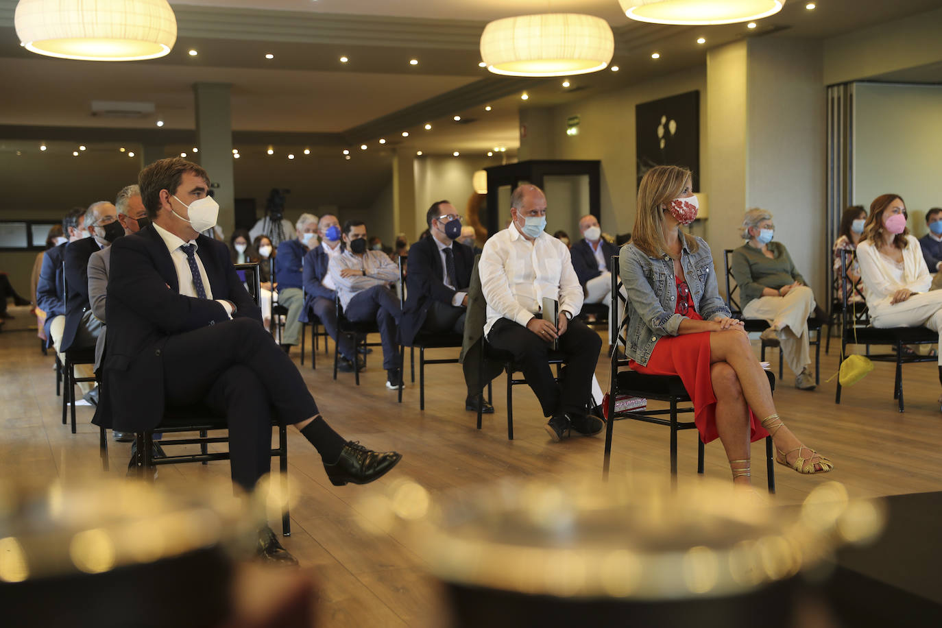 Los cocineros Ricard Camarena, Jaime Uz y Lara Roguez y el empresario Ramón Coalla han recibido en Oviedo los premios de la gastronomía asturiana que concede Yantar.