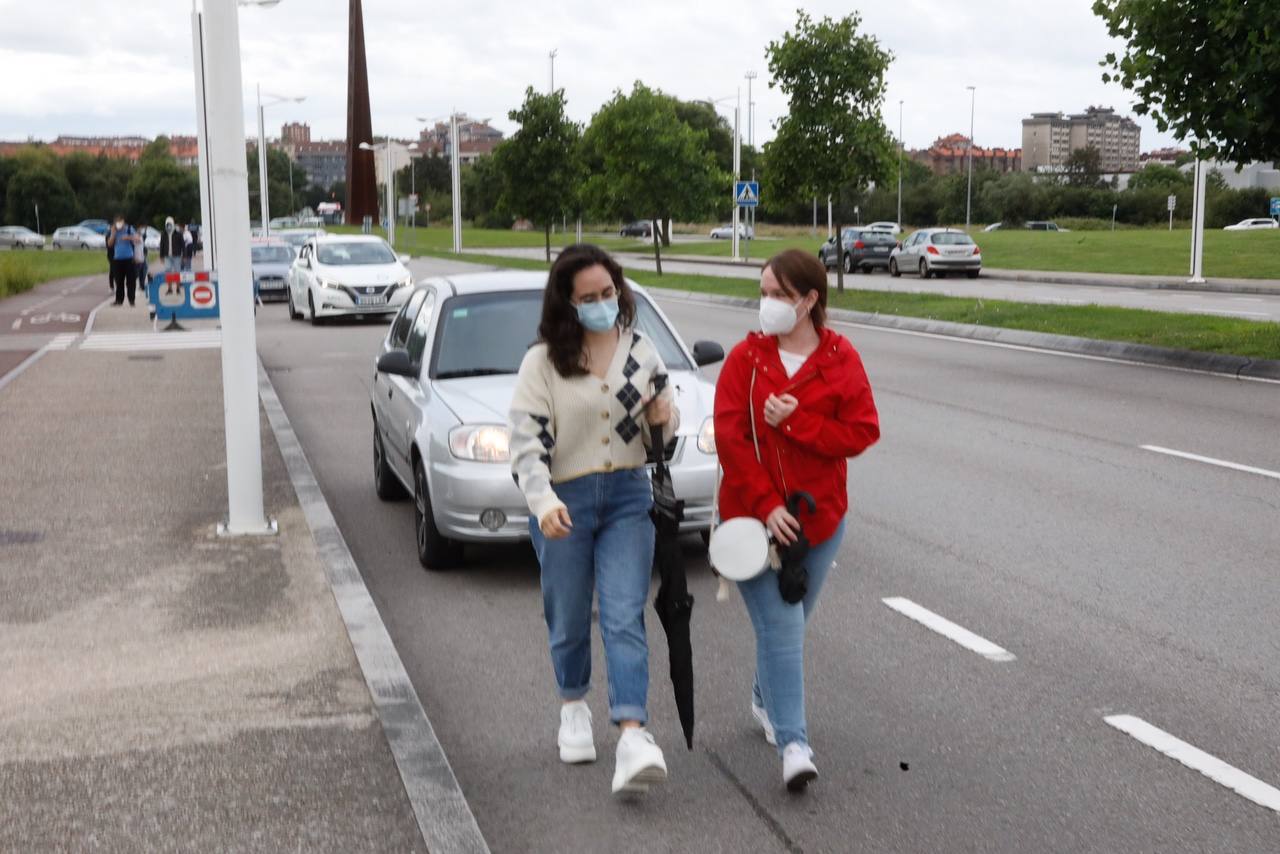 Colas esta mañana en Gijón, en la Explanada de Marina Civil, para la realización por parte de jóvenes que responden al llamamiento del Gobierno asturiano de pruebas PCR que permitan frenar el auge de la pandemia en Asturias.