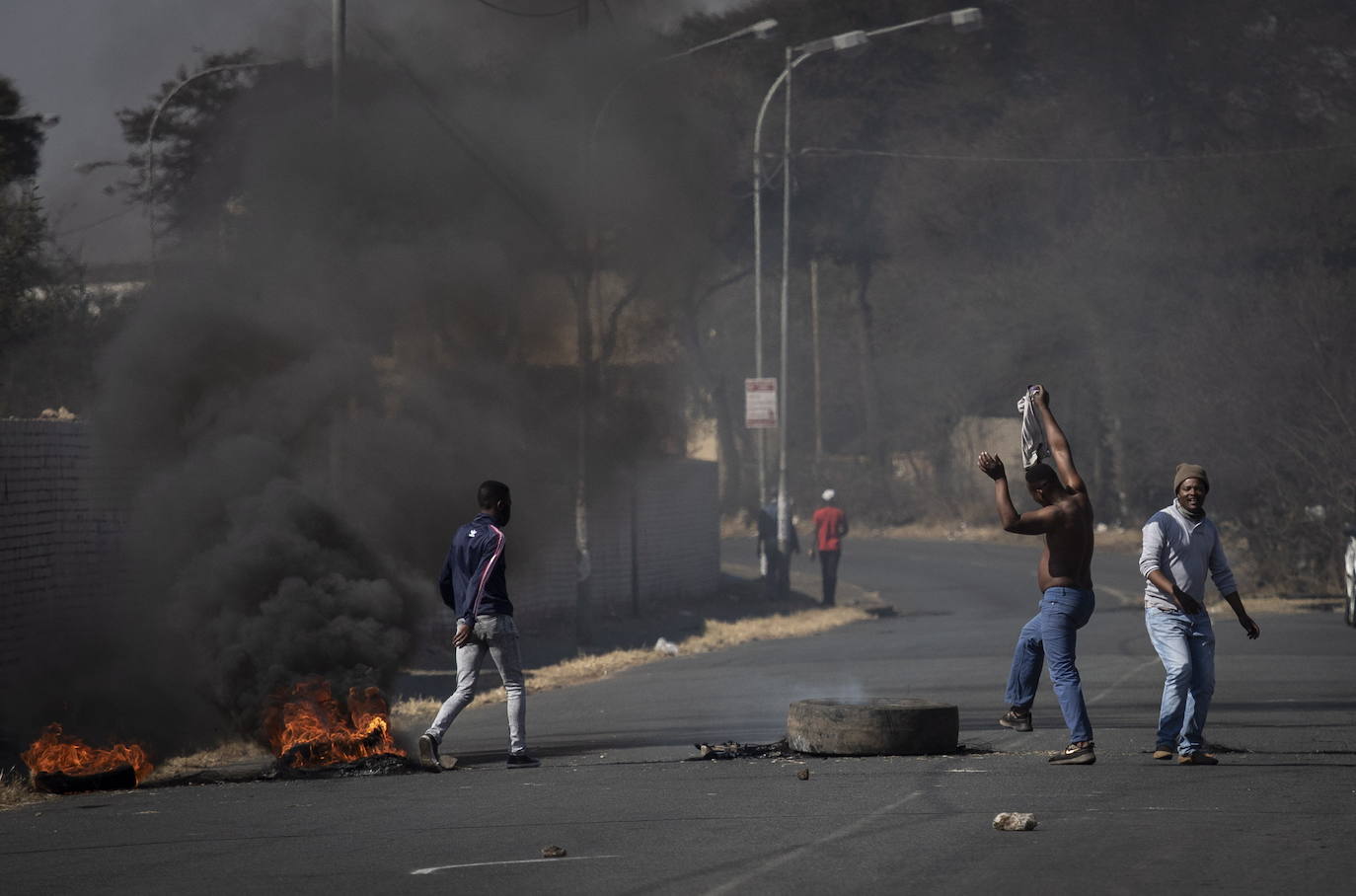 Jornada de protestas en varias provincias de Sudáfrica tras el encarcelamiento de quien fuera presidente del país entre 2009 y 2018. Jacob Zuma, de 79 años, fue condenado por la justicia a 15 meses de cárcel tras incumplir su obligación de presentarse ante una comisión que investiga la corrupción durante su mandato Está previsto que el Tribunal Constitucional escuche su apelación, aunque los expertos advierten de que es probable que el veredicto se mantenga. 