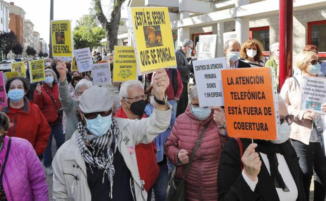 Concentración por la recuperación de la asistencia presencial en los centros de salud de Gijón.