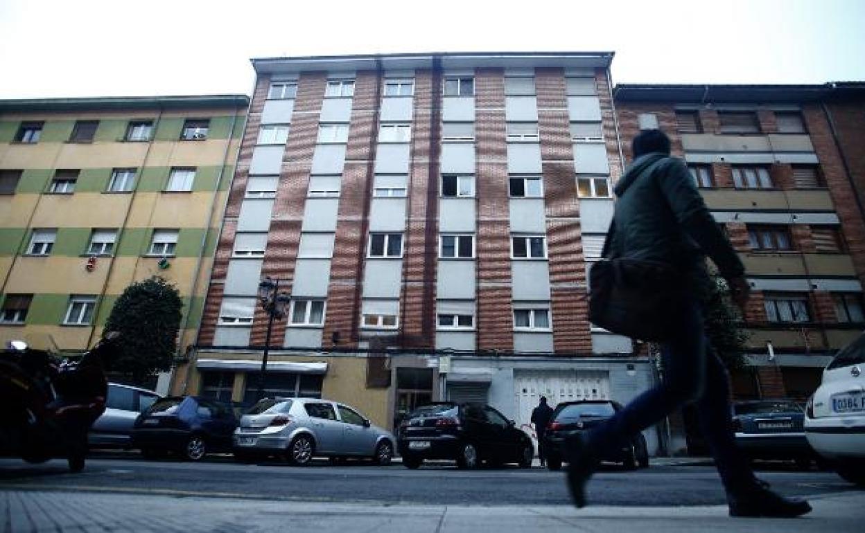 El edificio donde se produjo el crimen en la calle Maximiliano Arboleya.