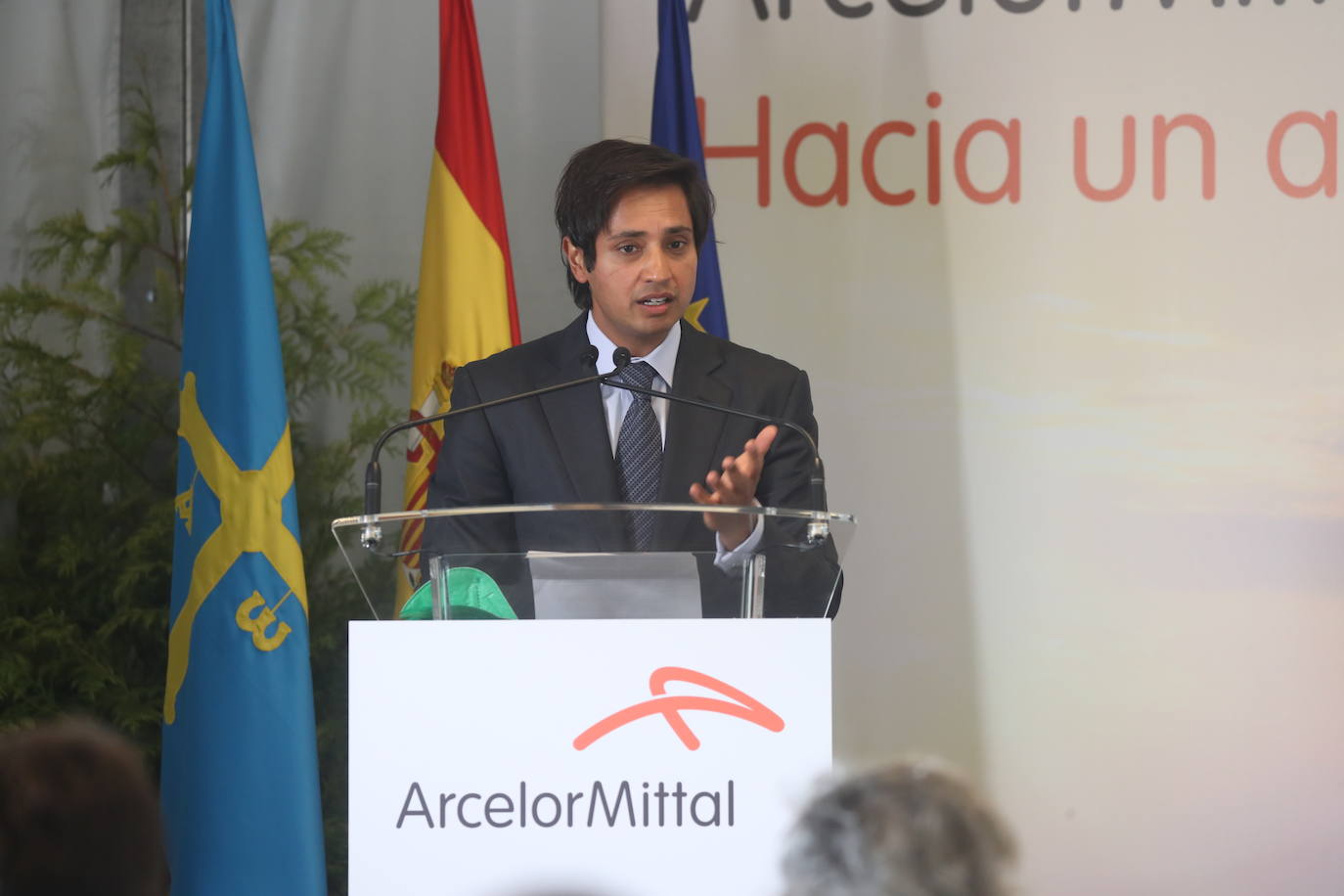 En su primera visita a Asturias en esta legislatura, el presidente Pedro Sánchez ha acudido a la presentación de la hoja de ruta de la descarbonización de la fabricación de acero en la factoría de Arcelor Mittal de Gijón. La empresa invertirá mil millones de euros en un ambicioso proyecto que incluirá la sutitución de la mitad de las instalaciones de cabecera por otras que funcionen con renovables y gas natural hasta que se desarrolle el hidrógeno