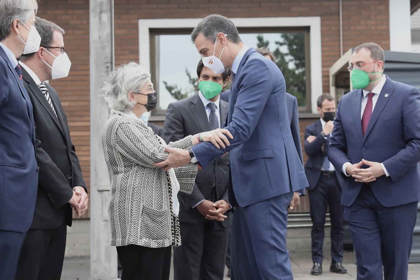 En su primera visita a Asturias en esta legislatura, el presidente Pedro Sánchez ha acudido a la presentación de la hoja de ruta de la descarbonización de la fabricación de acero en la factoría de Arcelor Mittal de Gijón. La empresa invertirá mil millones de euros en un ambicioso proyecto que incluirá la sutitución de la mitad de las instalaciones de cabecera por otras que funcionen con renovables y gas natural hasta que se desarrolle el hidrógeno