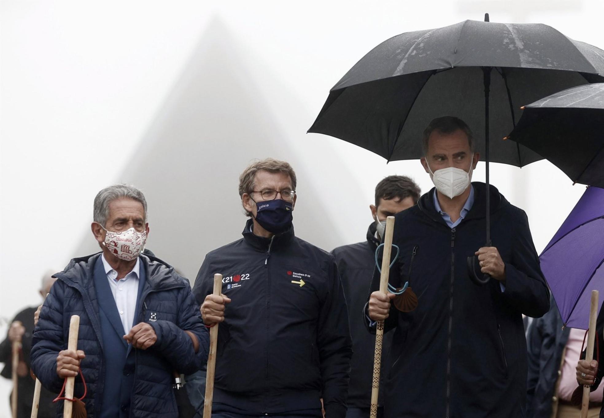 El Rey, junto a Miguel Ángel Revilla y Alberto Núñez Feijoo. 