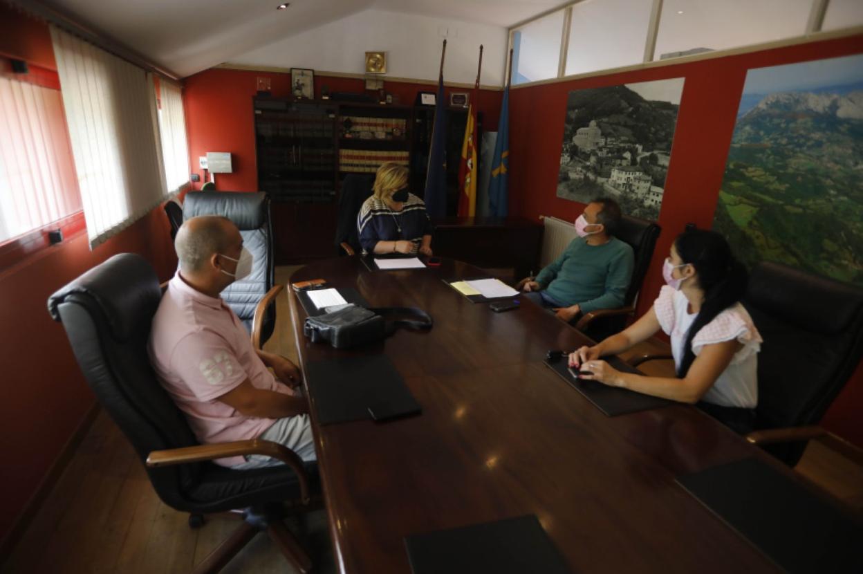 Un momento de la reunión entre el diputado de Izquierda Unida Ovidio Zapico, la alcaldesa de Riosa, Ana Díaz, y los ediles Oliverio Alonso y Cecilia Fernández. 