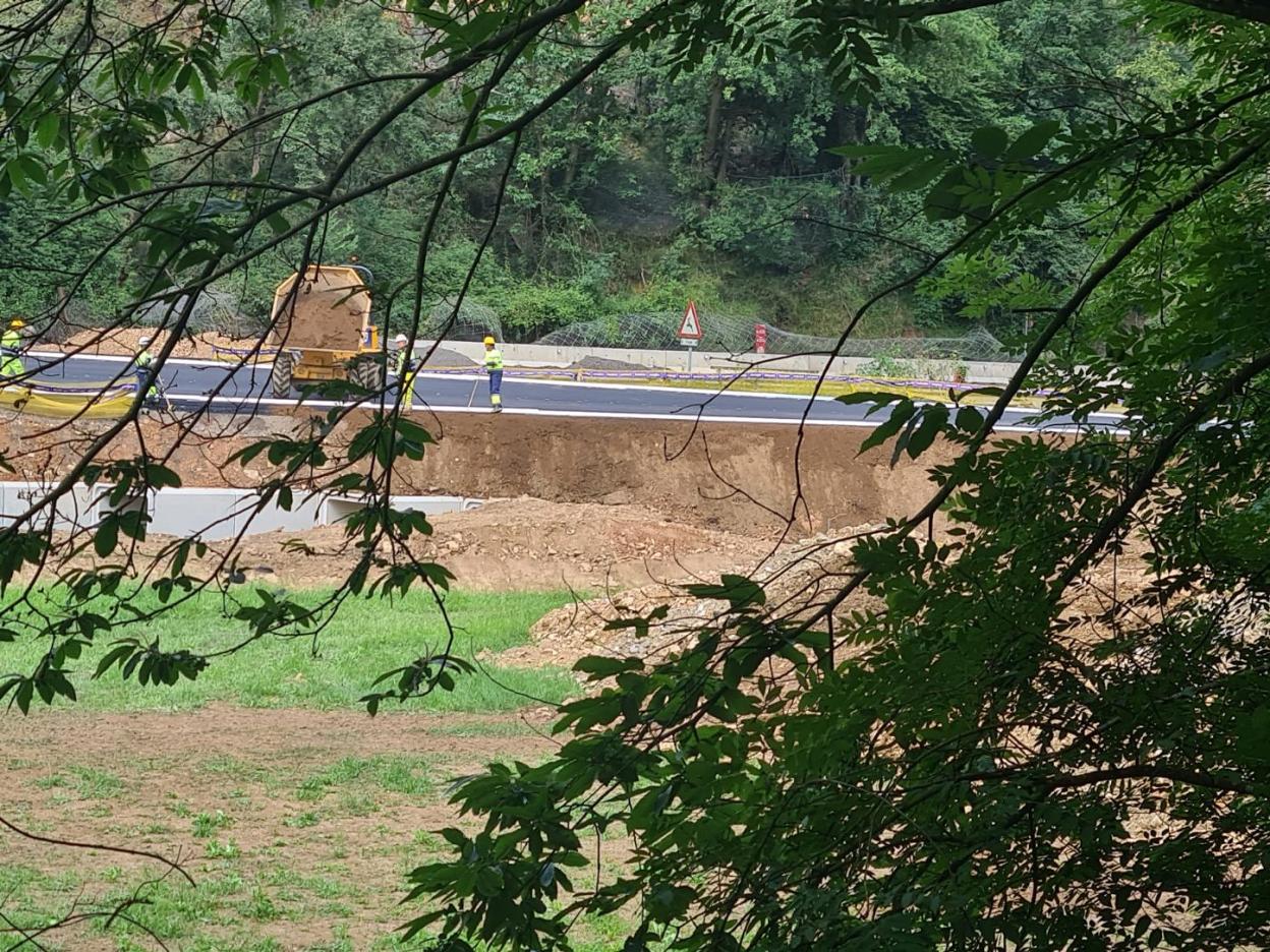 Varios operarios trabajando ayer en el acondicionamiento del paso alternativo al argayo de Casazorrina. 
