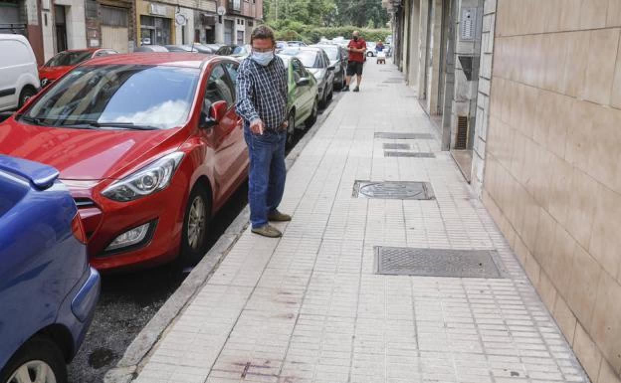 Uno de los testigos de la agresión muestra las manchas de sangre de la víctima sobre la acera.