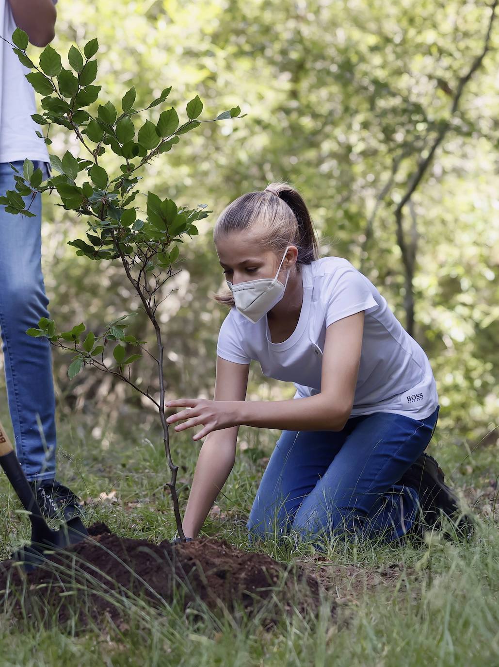 La Princesa Leonor y la Infanta Sofía han participado, sin la compañía de los Reyes, en el acto del Programa Europeo 'Un Árbol por Europa' que pretende concienciar sobre la lucha contra el cambio climático. Las dos hermanas han recorrido el hayedo de Montejo en Madrid, donde han plantado varios árboles en su primera jornada en solitario.