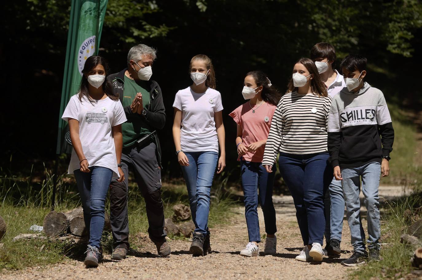 La Princesa Leonor y la Infanta Sofía han participado, sin la compañía de los Reyes, en el acto del Programa Europeo 'Un Árbol por Europa' que pretende concienciar sobre la lucha contra el cambio climático. Las dos hermanas han recorrido el hayedo de Montejo en Madrid, donde han plantado varios árboles en su primera jornada en solitario.