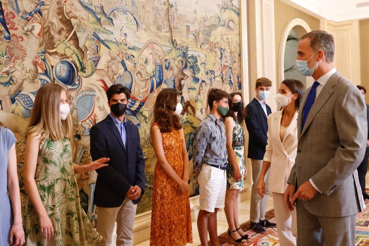 El acto propició una curiosa imagen: la Princesa, como una alumna más, recibió el saludo de los Reyes. 