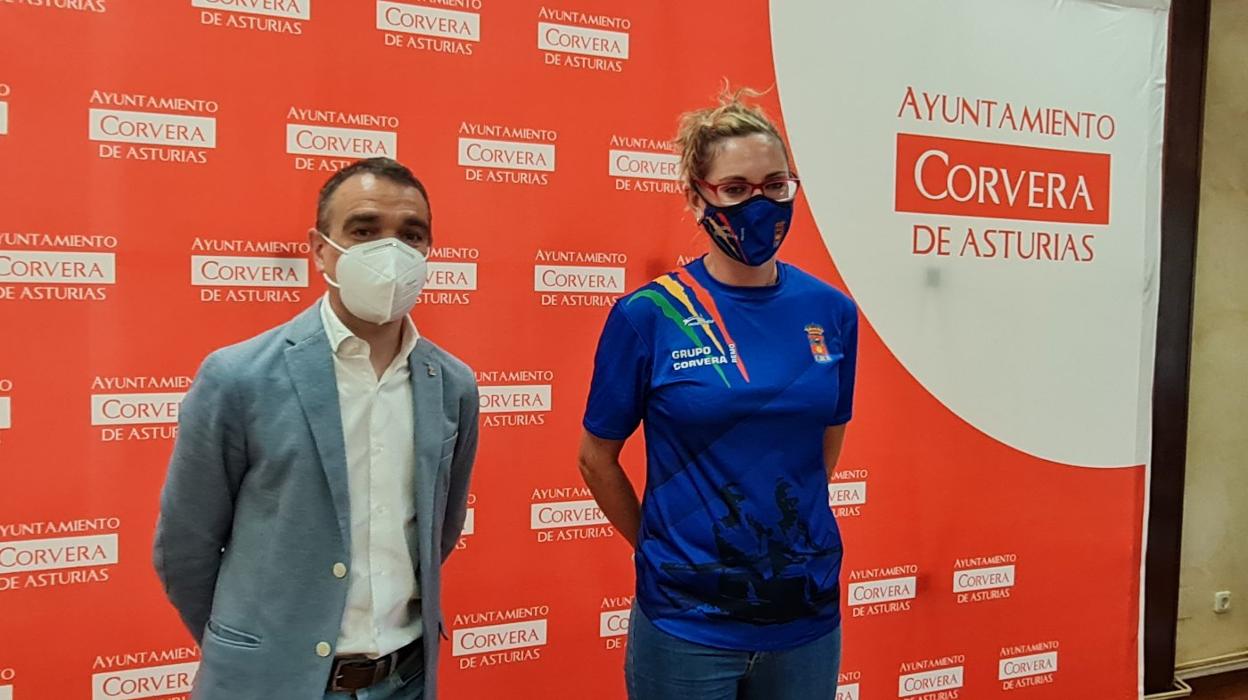 El alcalde, Iván Fernández, junto a la atleta Verónica Rodríguez. 