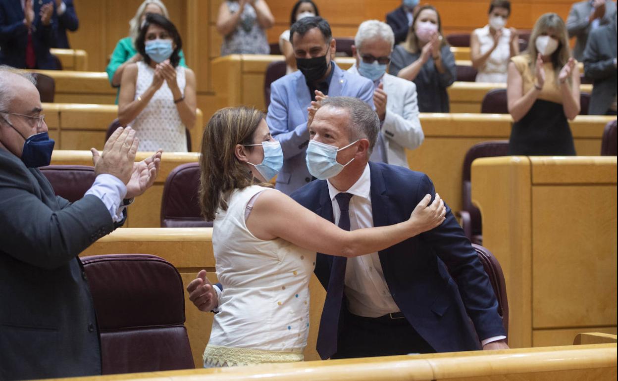 Adriana Lastra, portavoz del grupo socialista en el Congreso, abraza a Ander Gil tras ser elegido presidente del Senado.