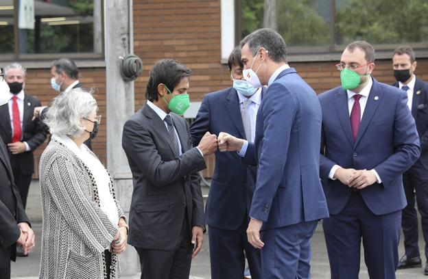 En la imagen, Adrián Barbón, Pedro Sánchez, Lakshmi Mittal y Aditya Mittal. En el vídeo, la hoja de ruta para la descarbonización en España