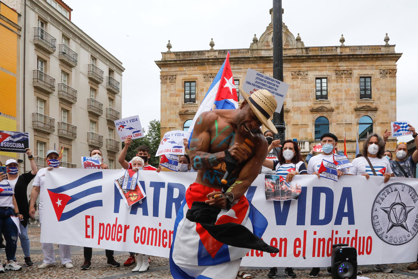La plaza Mayor de Gijón ha sido escenario de una concentración en apoyo al pueblo cubano. Convocada bajo el lema 'SOS Cuba', ha pedido libertad para los cubanos, «patria y vida».
