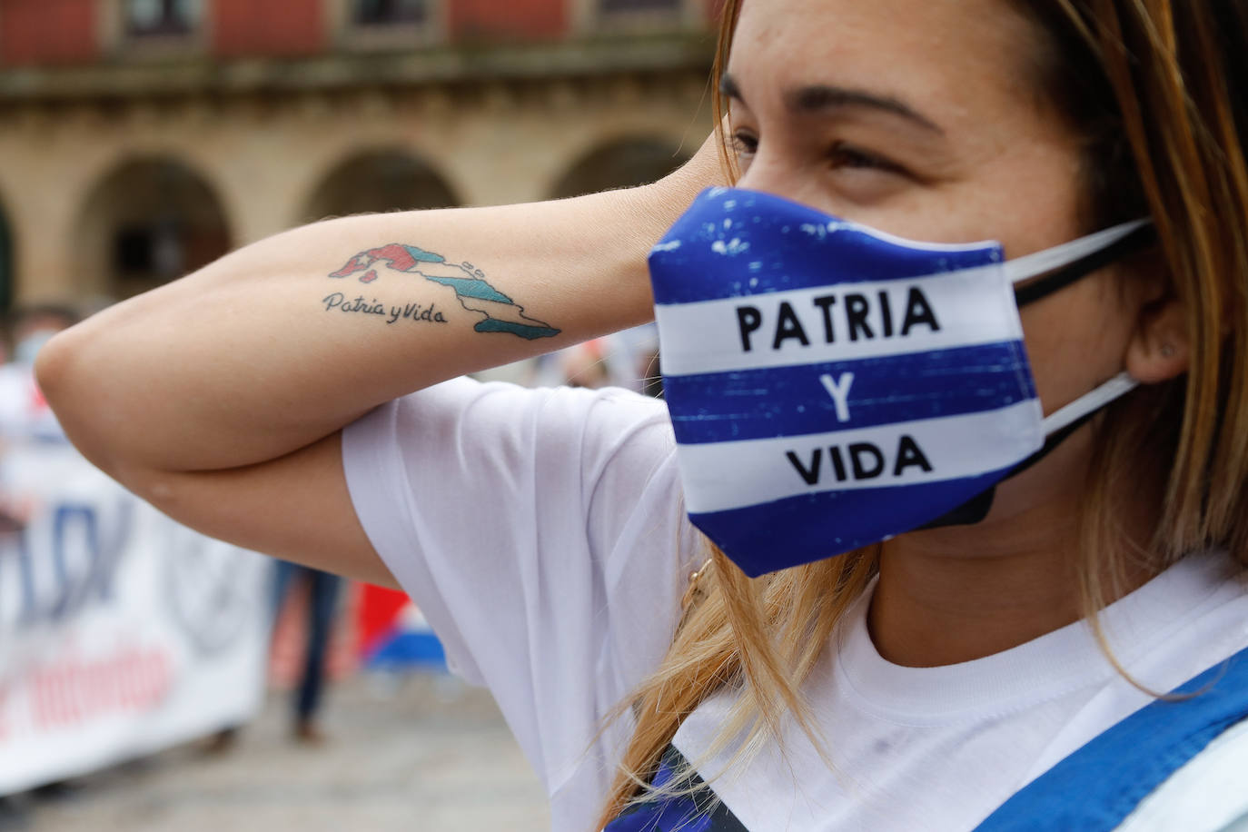 La plaza Mayor de Gijón ha sido escenario de una concentración en apoyo al pueblo cubano. Convocada bajo el lema 'SOS Cuba', ha pedido libertad para los cubanos, «patria y vida».